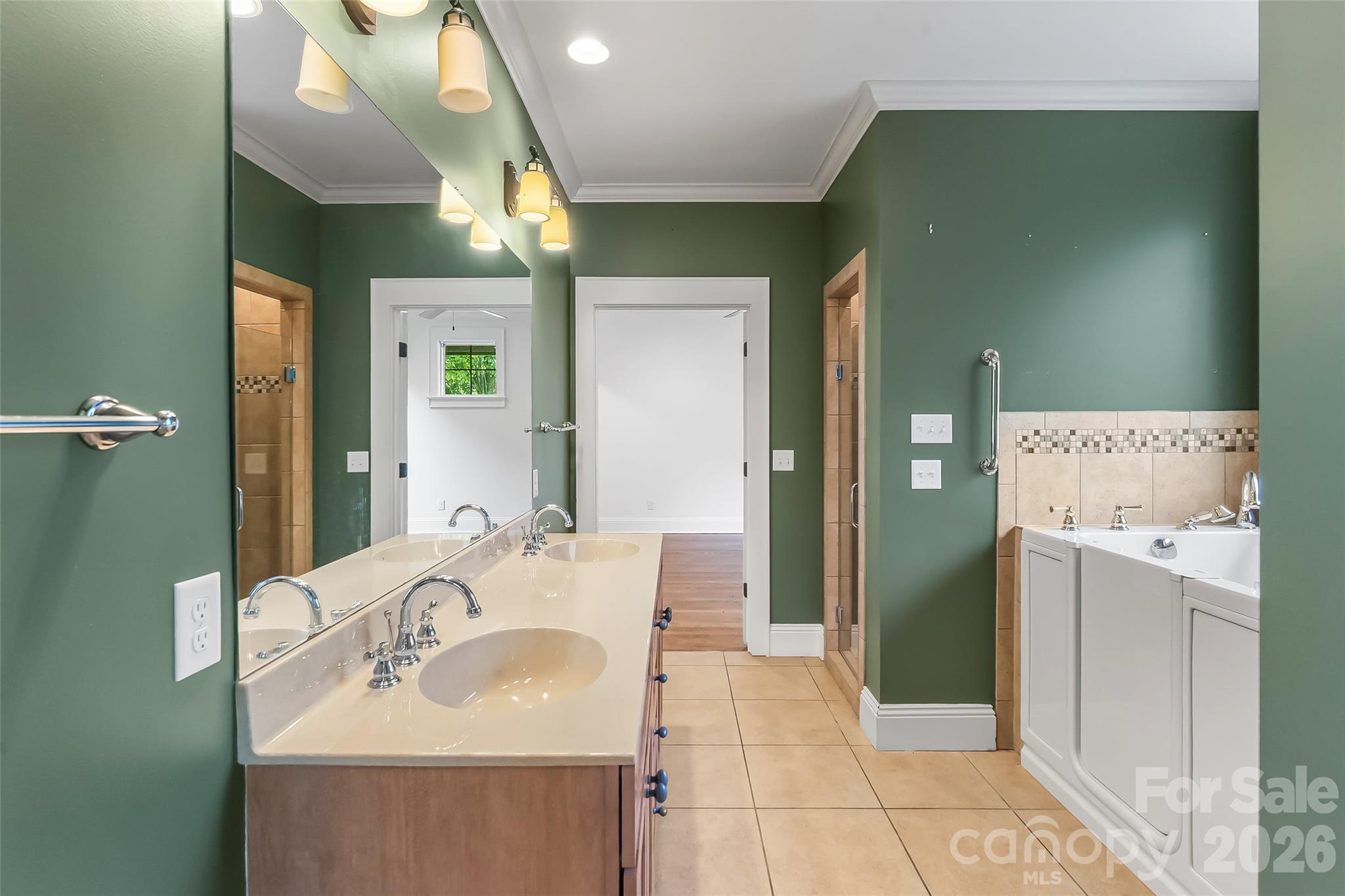 72-A Oteen Church Rd (Main House): Jack-n-Jill full bath (with ADA accessibility) connecting 2 bedrooms - 68, 72, 82, and 84 Oteen Church Road, Asheville