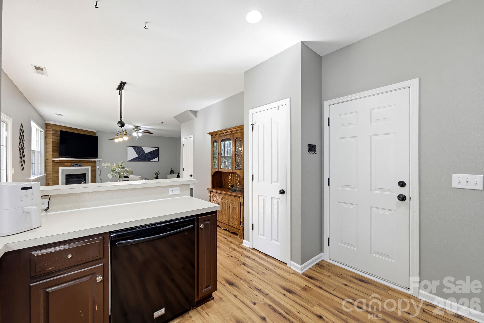 Single Family Residence at 15850 Circlegreen Drive, Charlotte, photo 10 of 25