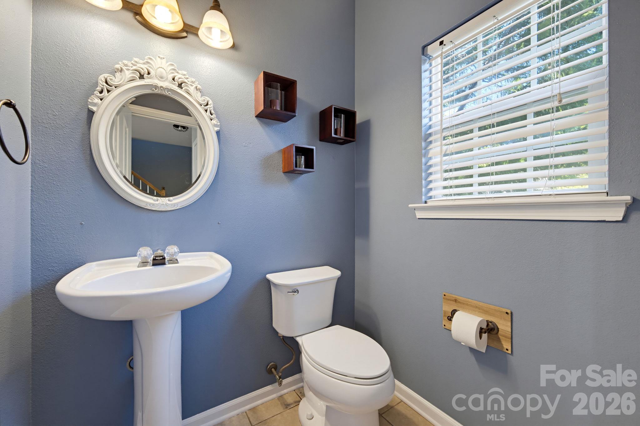 Single Family Residence at 15850 Circlegreen Drive, Charlotte, photo 11 of 25