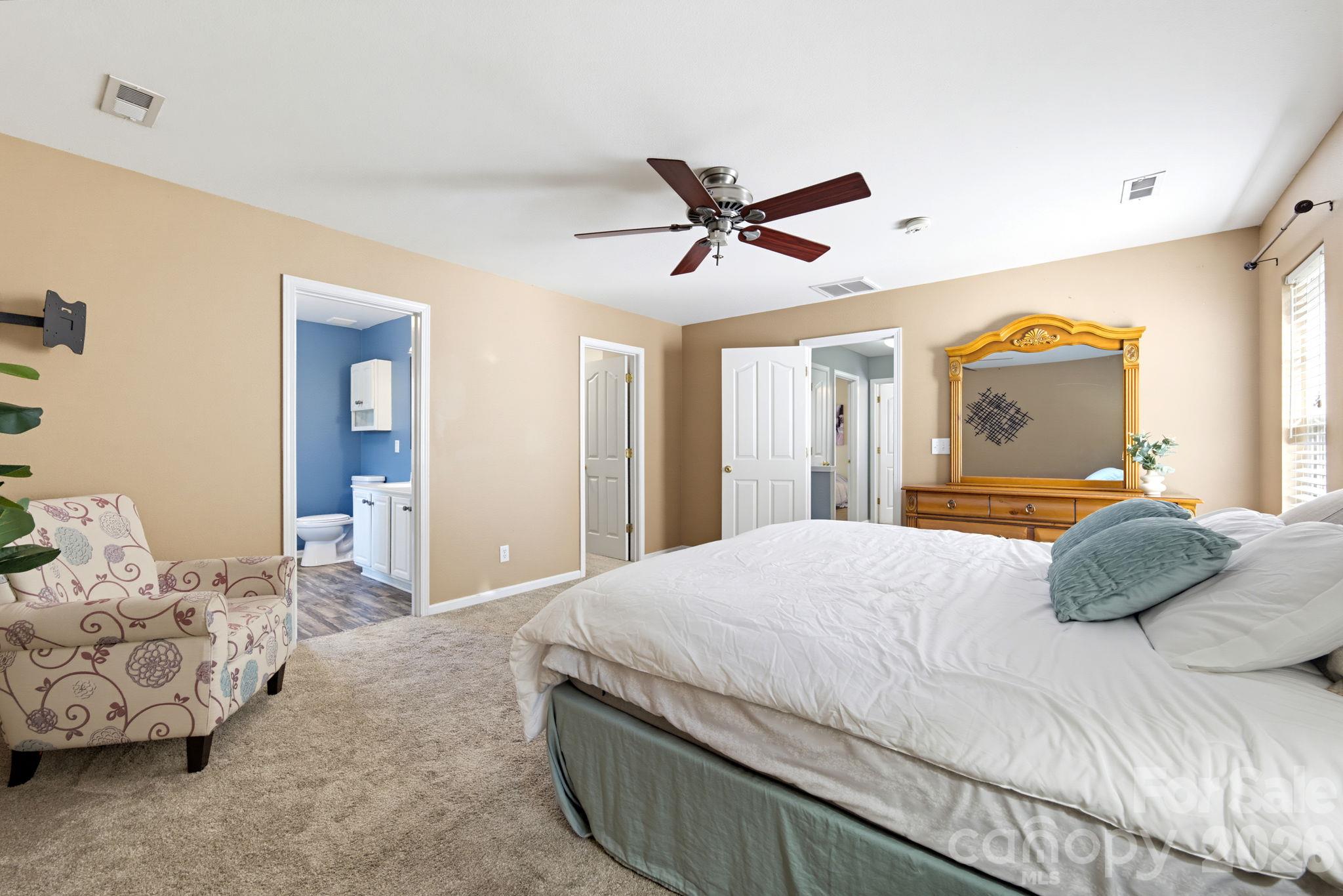 Single Family Residence at 15850 Circlegreen Drive, Charlotte, photo 13 of 25