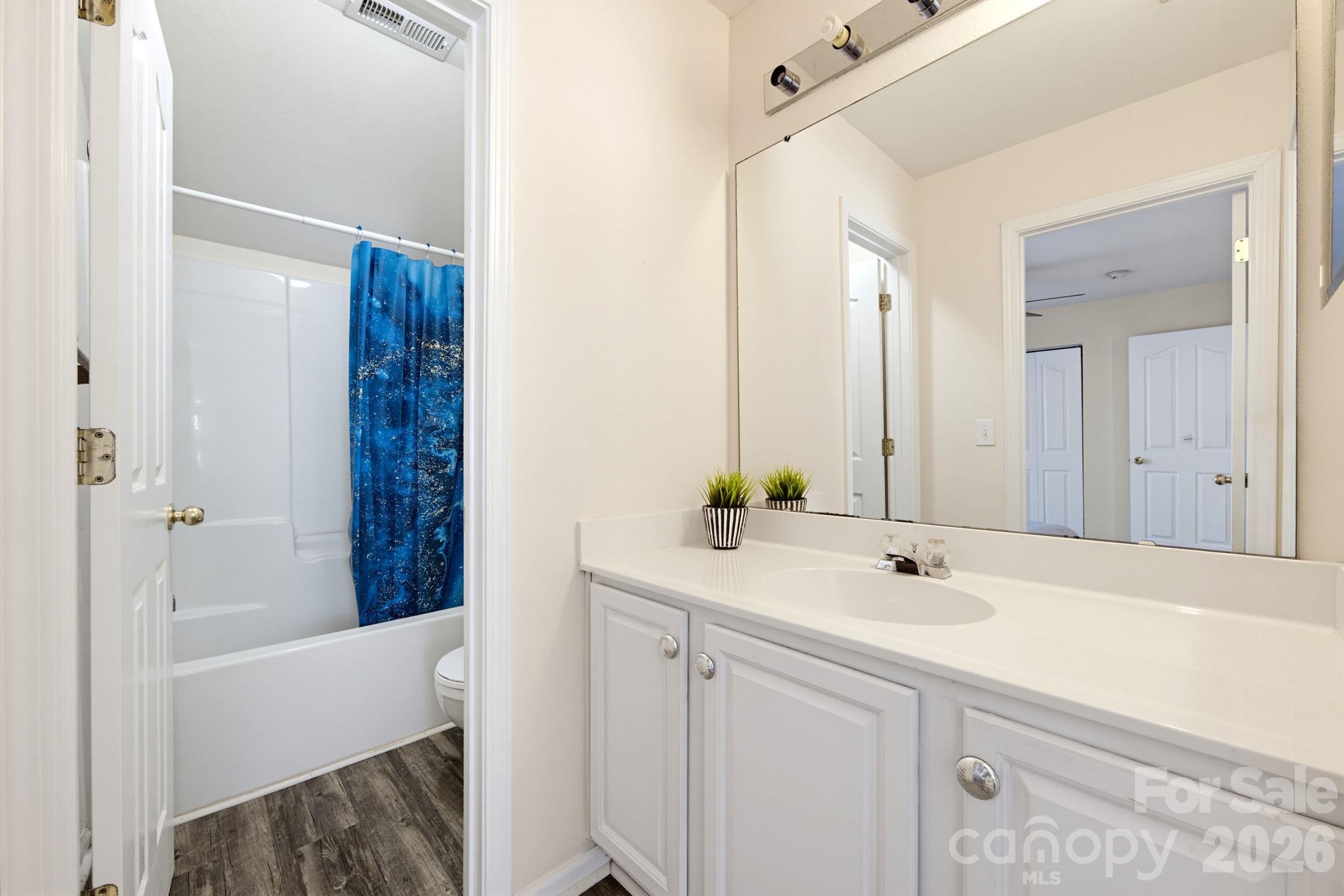 Single Family Residence at 15850 Circlegreen Drive, Charlotte, photo 19 of 25