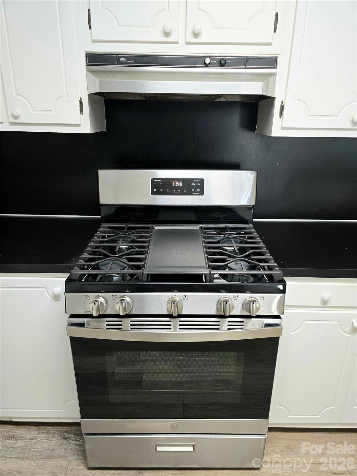 gas range - 112 Wendover Drive, Lincolnton
