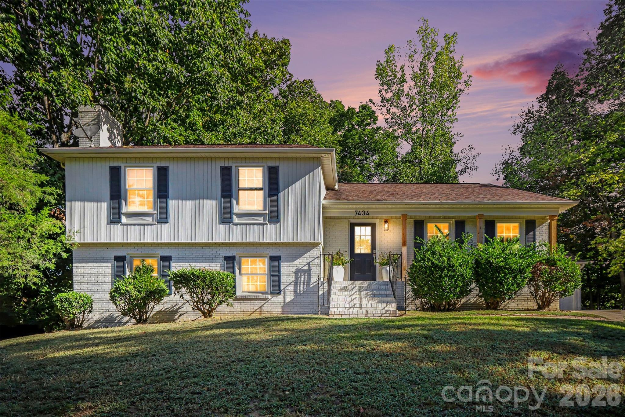 Single Family Residence at 7434 Kilcullen Drive, Charlotte, photo 7 of 42