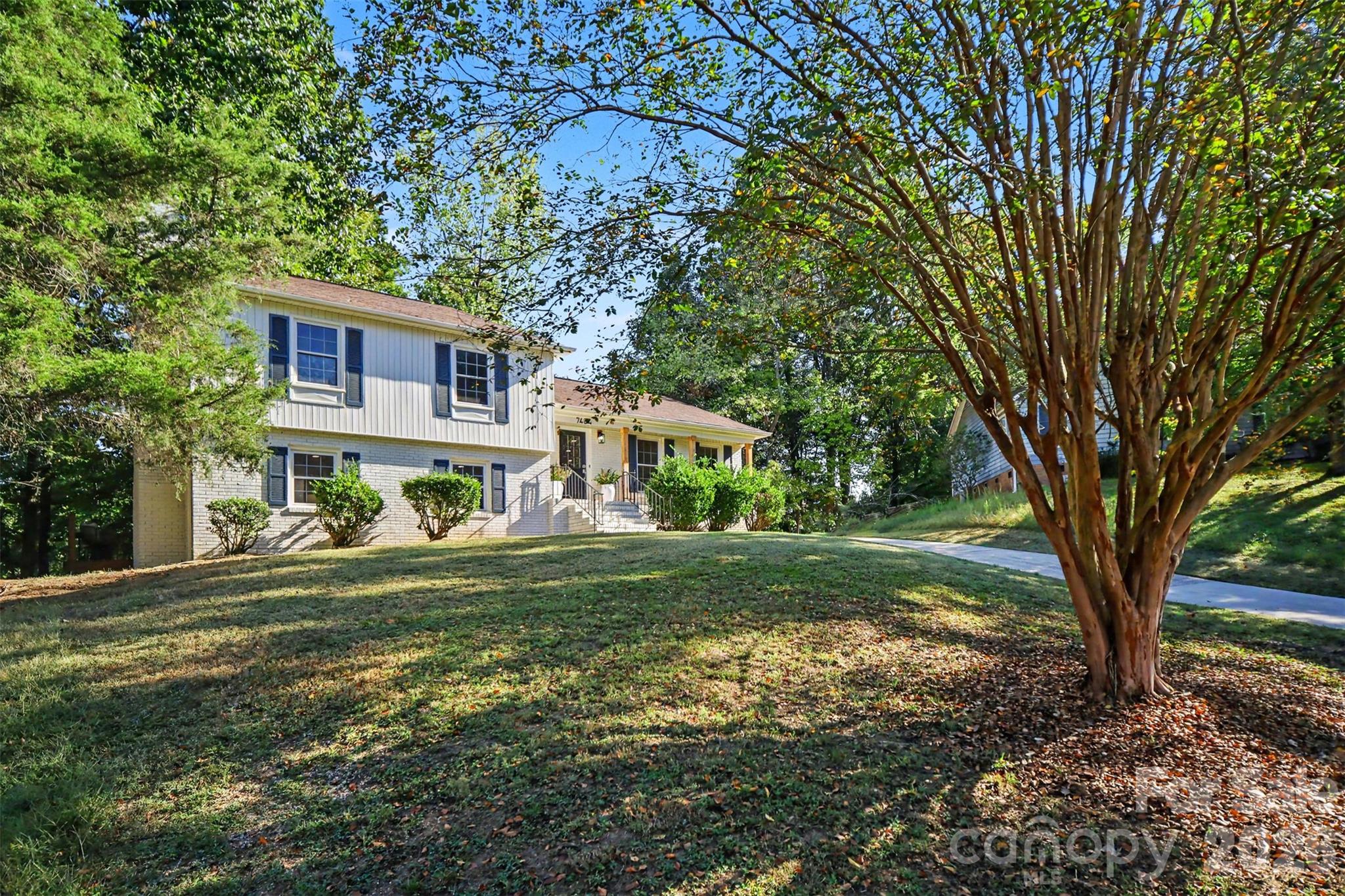 Single Family Residence at 7434 Kilcullen Drive, Charlotte, photo 8 of 42