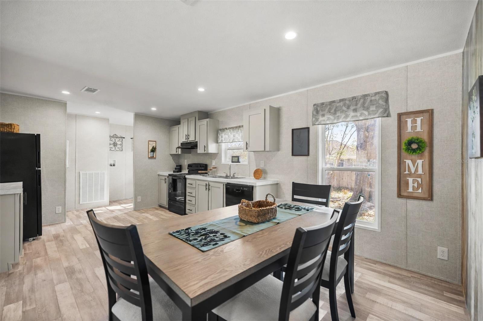 Dining Room with large county style table with bench - 1560 NE 162ND ST, CITRA