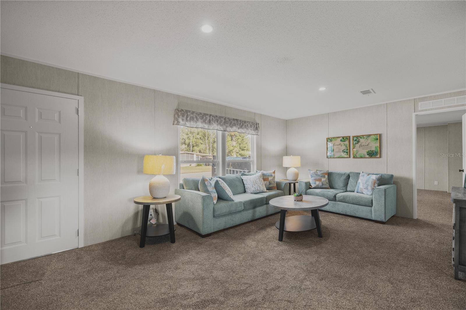 Enter into the bright living room with vaulted ceilings - 1560 NE 162ND ST, CITRA