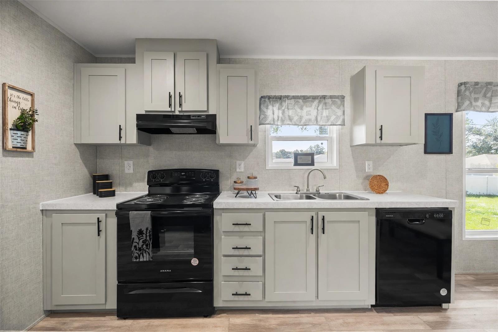 Kitchen with Shaker cabinets and double sink - 1560 NE 162ND ST, CITRA