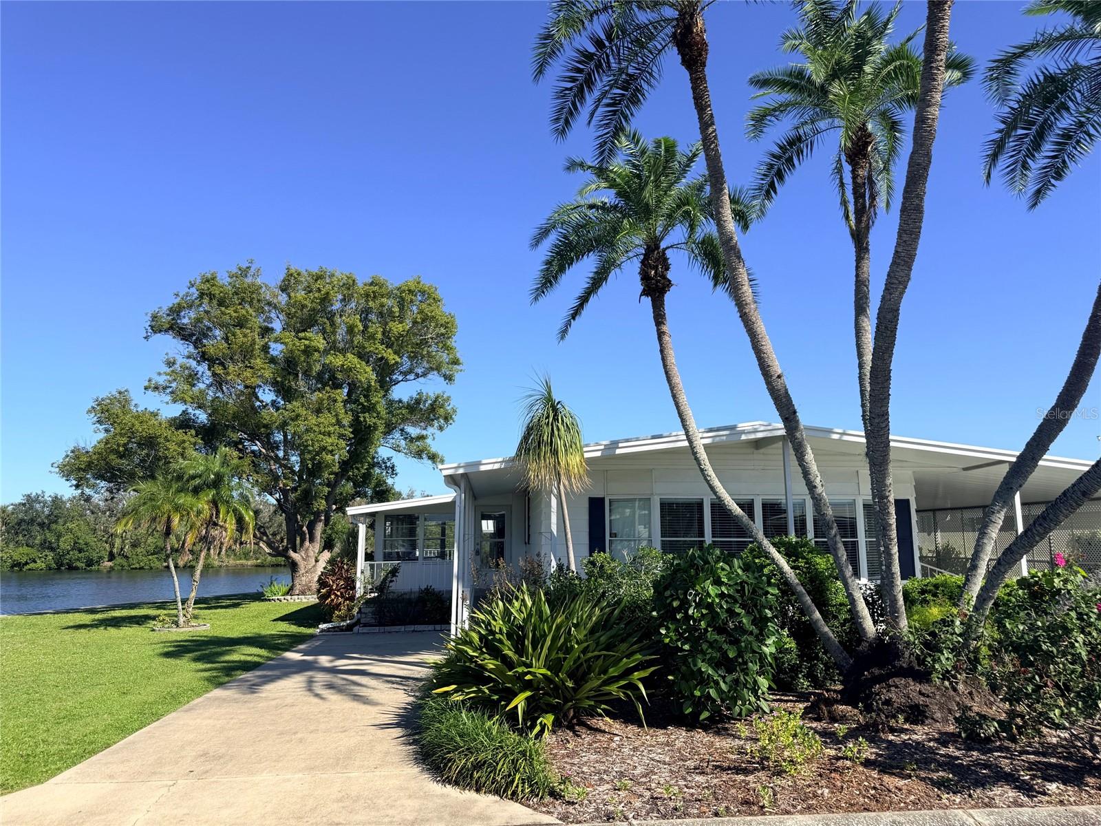 Exterior Left - 182 N SAINT THOMAS CIR, APOLLO BEACH