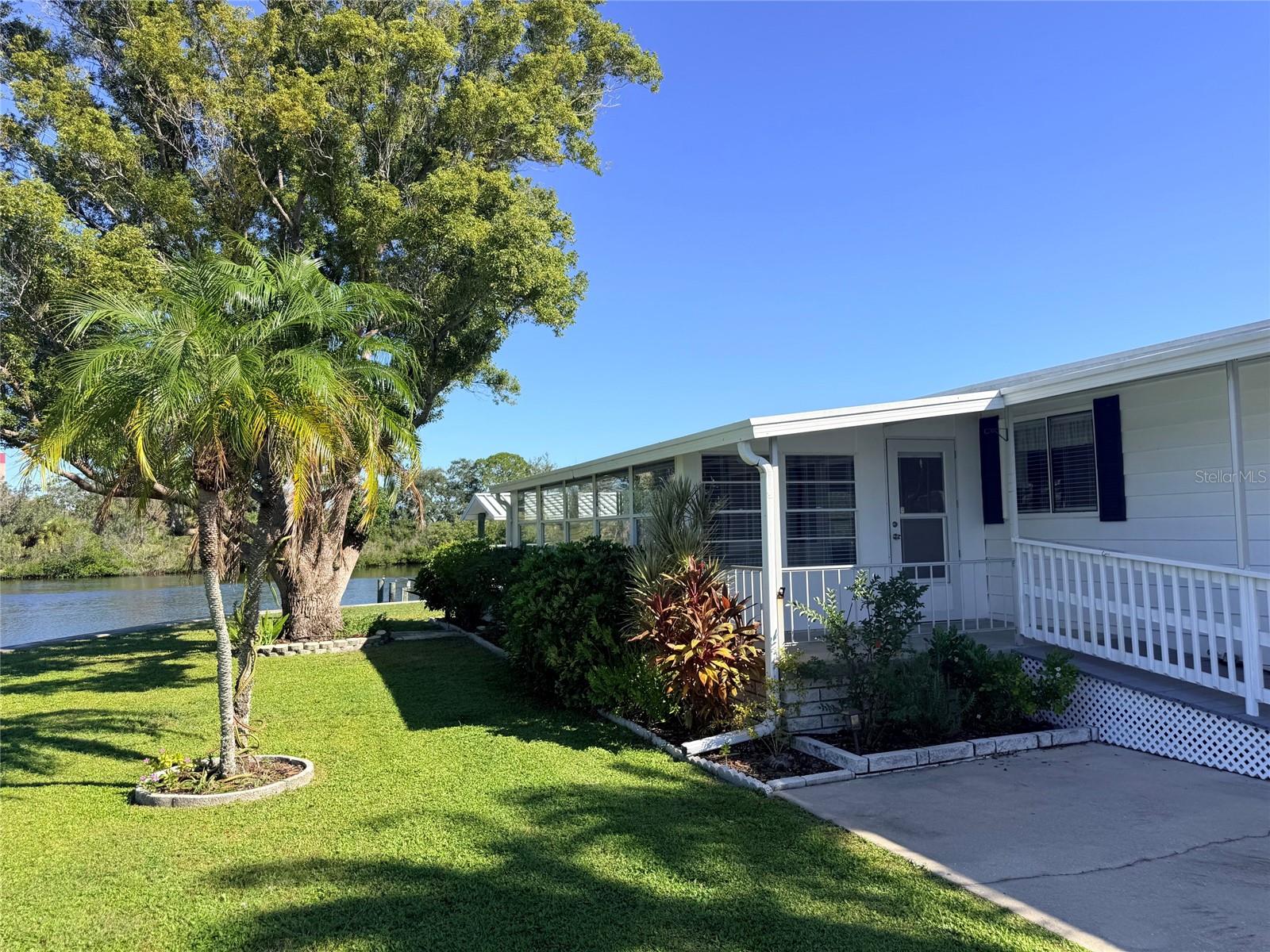 Exterior Left - 182 N SAINT THOMAS CIR, APOLLO BEACH