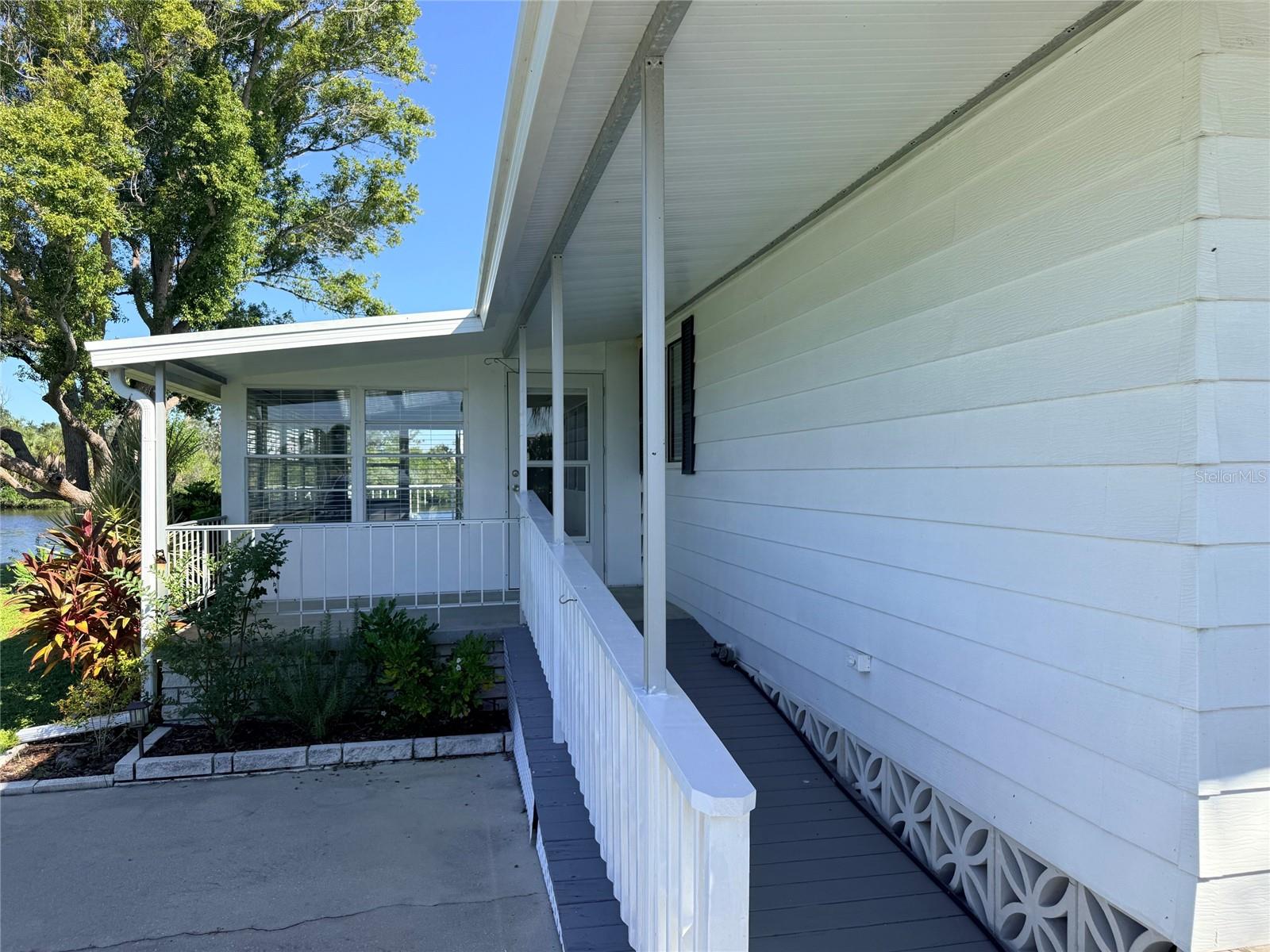 Exterior Left Entry - 182 N SAINT THOMAS CIR, APOLLO BEACH
