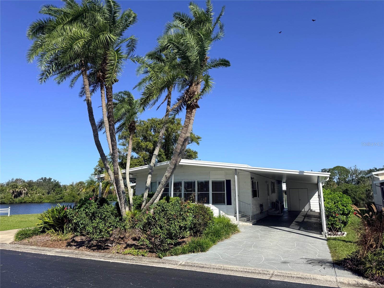 Exterior Right - 182 N SAINT THOMAS CIR, APOLLO BEACH