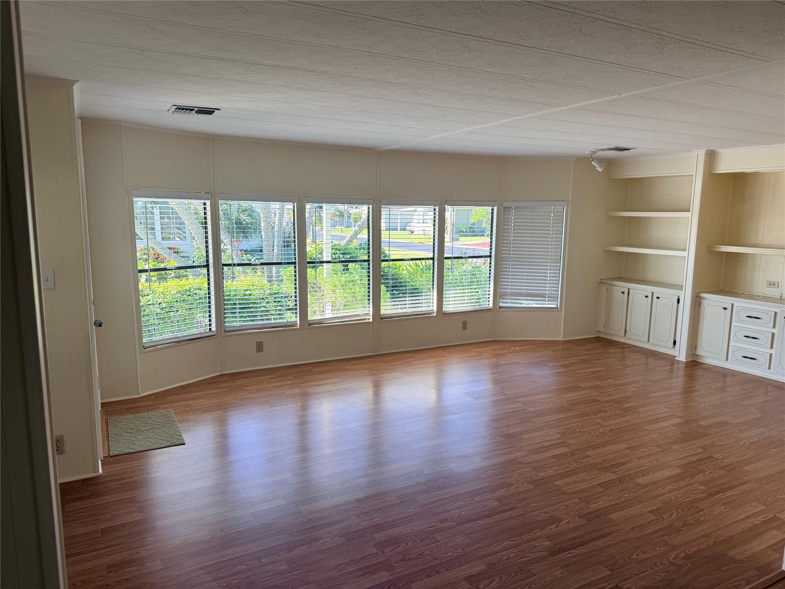 Living Room - 182 N SAINT THOMAS CIR, APOLLO BEACH
