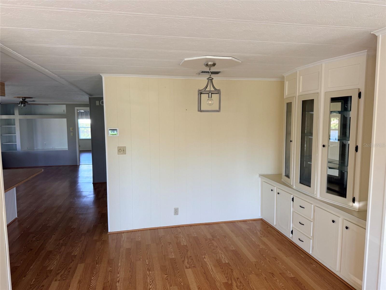 Dining Room with Built in Hutch - 182 N SAINT THOMAS CIR, APOLLO BEACH