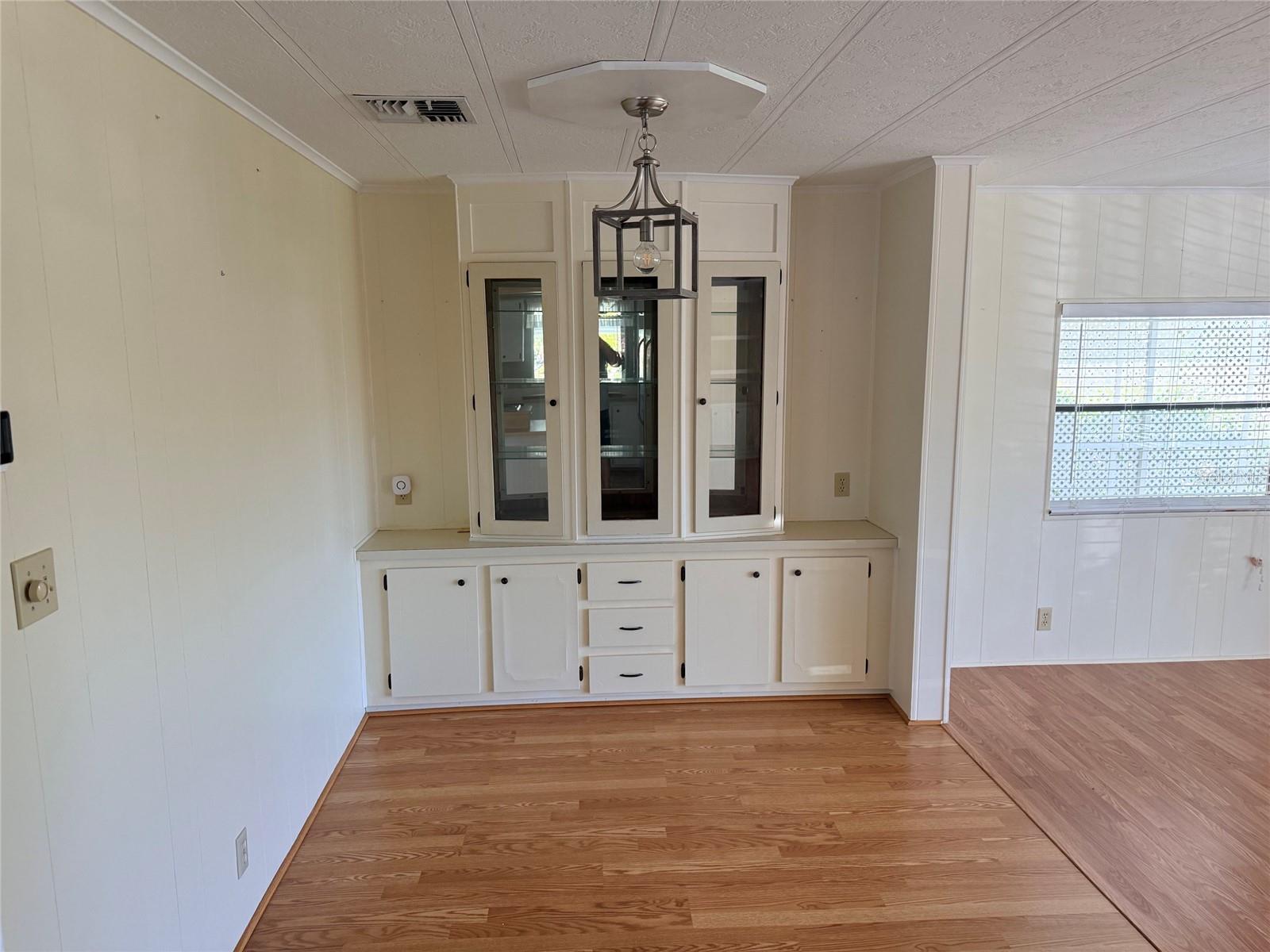Dining Room with built in Hutch - 182 N SAINT THOMAS CIR, APOLLO BEACH