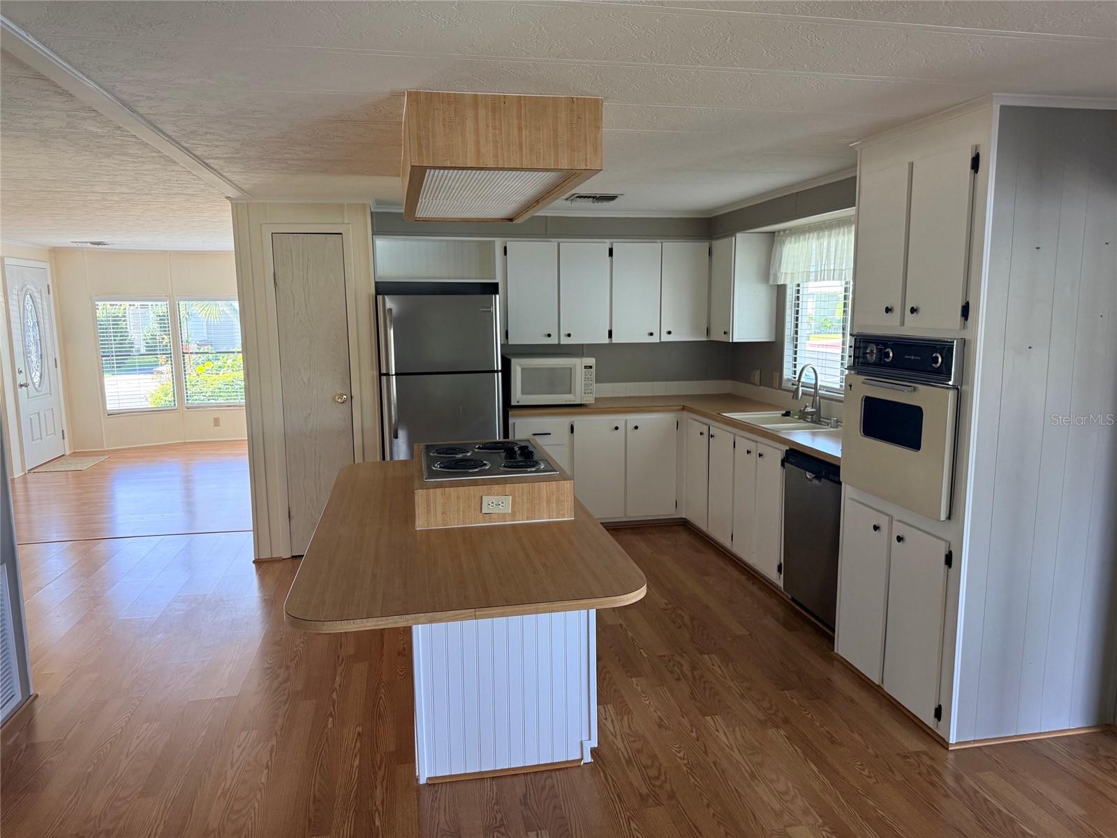 Kitchen - 182 N SAINT THOMAS CIR, APOLLO BEACH