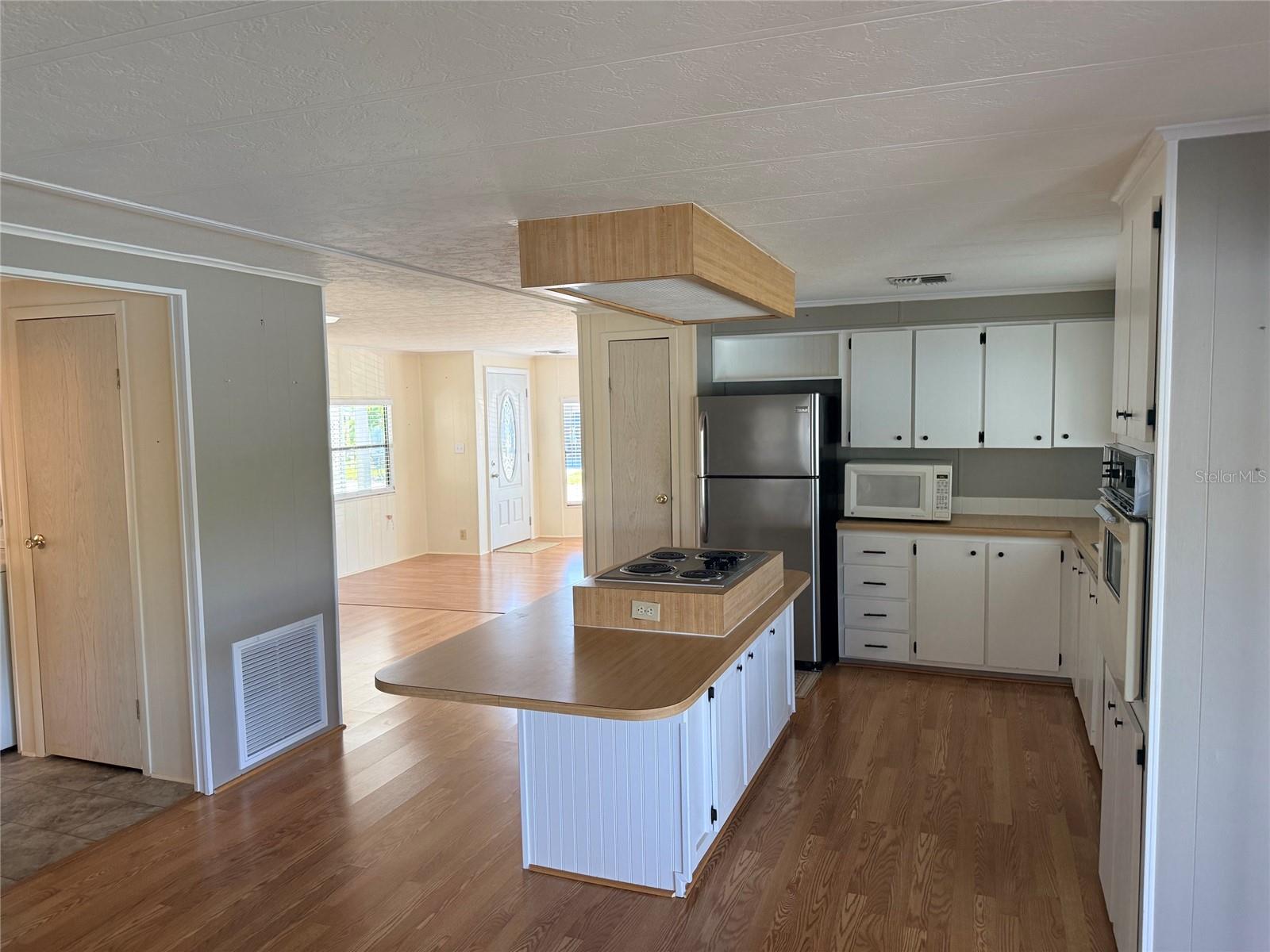 Kitchen - 182 N SAINT THOMAS CIR, APOLLO BEACH