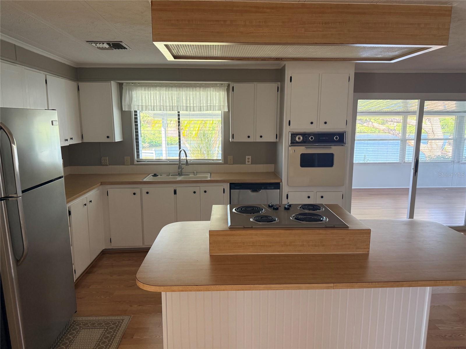 Kitchen - 182 N SAINT THOMAS CIR, APOLLO BEACH