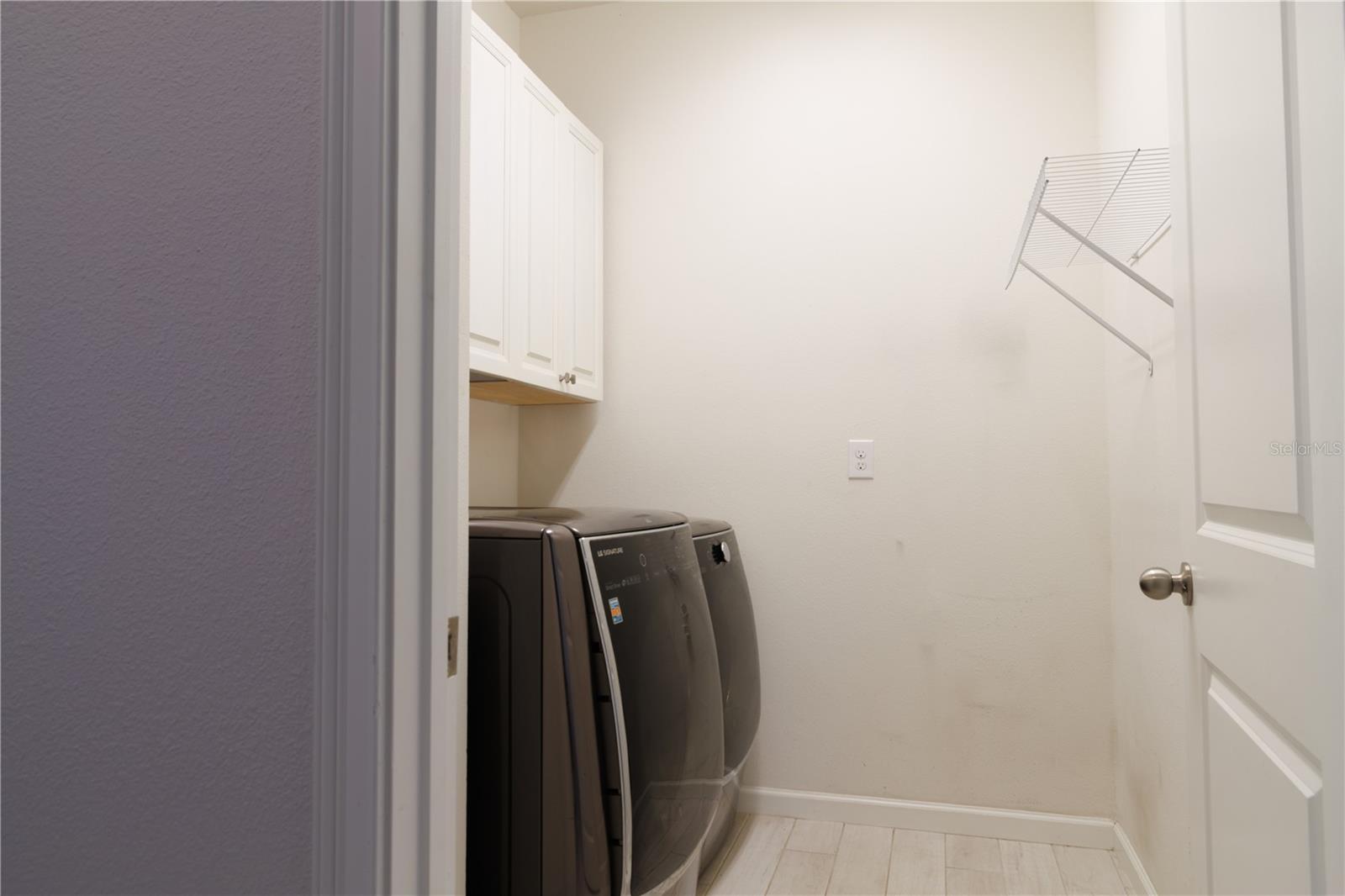 Laundry room with built in cabinets - 1011 BETTER DAYS PL, VALRICO