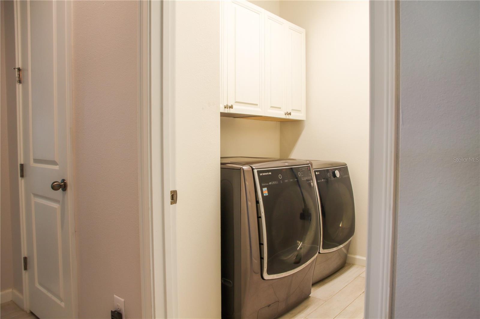 Laundry Room with built in cabinets - 1011 BETTER DAYS PL, VALRICO
