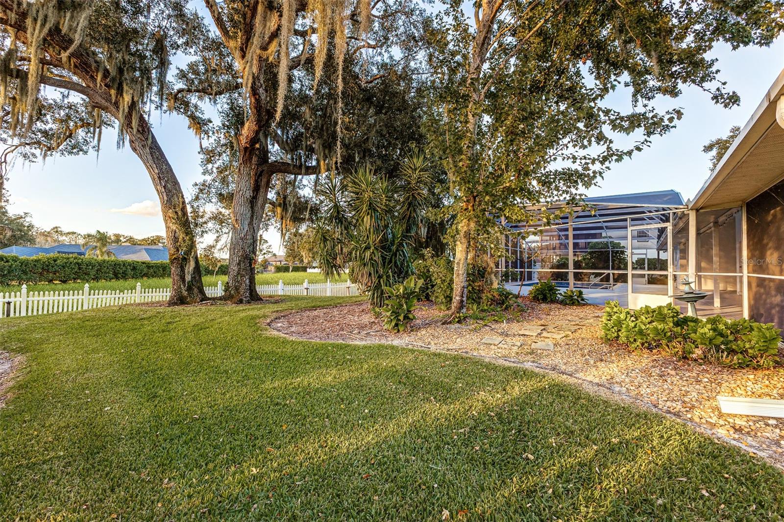 Single Family Residence at 725 HERITAGE DR NE, WINTER HAVEN, photo 44 of 53