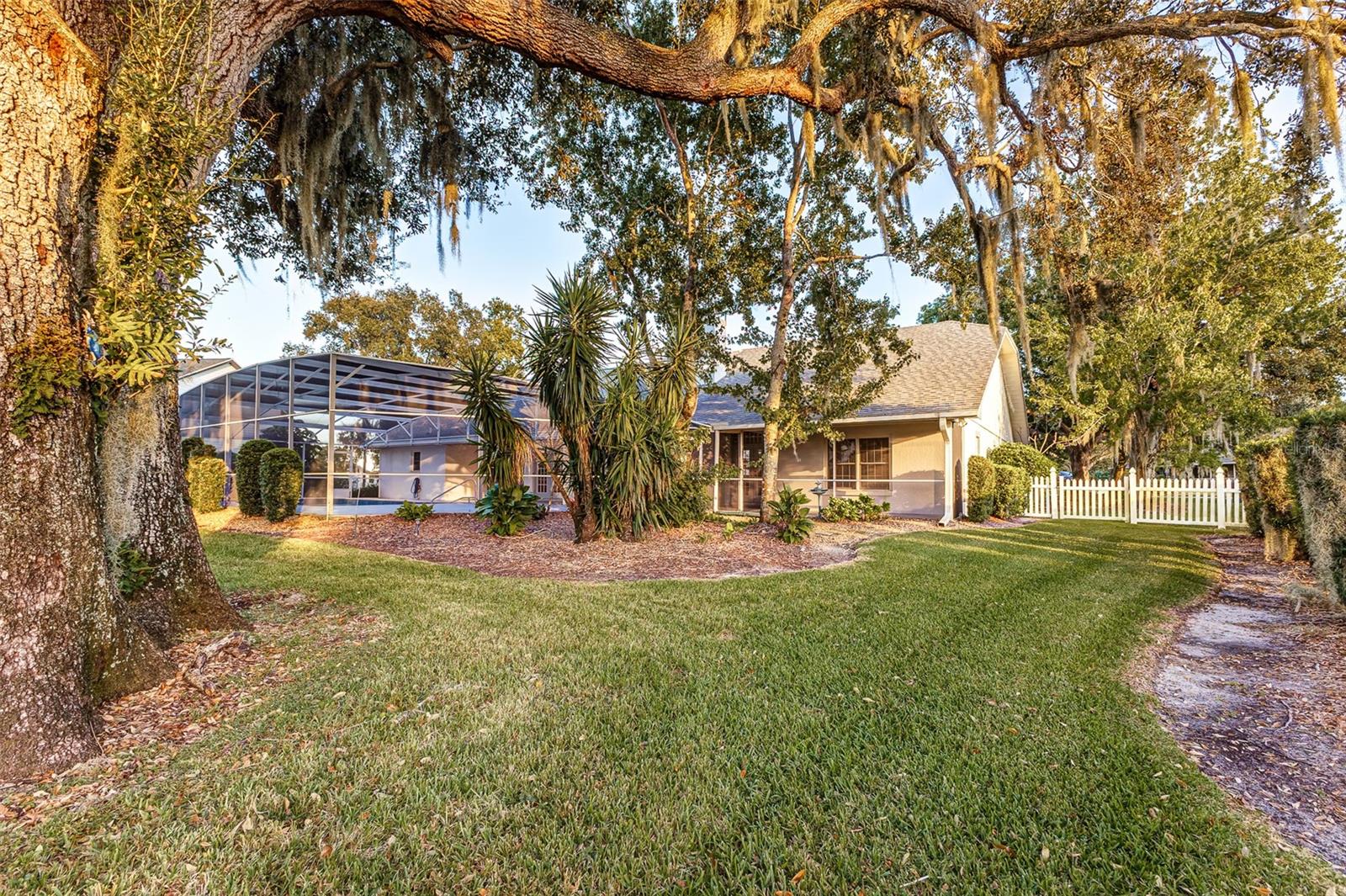 Single Family Residence at 725 HERITAGE DR NE, WINTER HAVEN, photo 46 of 53