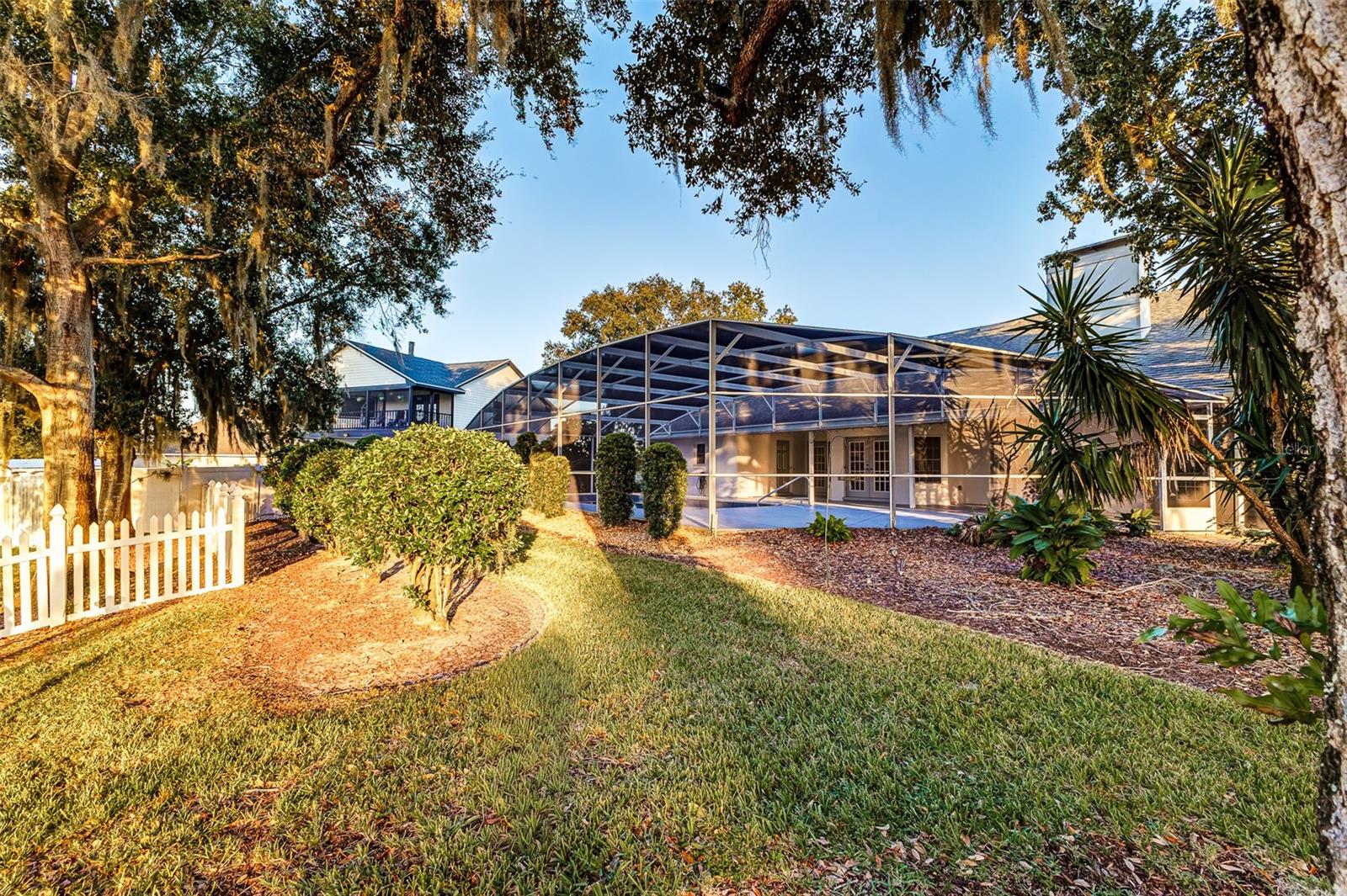 Single Family Residence at 725 HERITAGE DR NE, WINTER HAVEN, photo 47 of 53