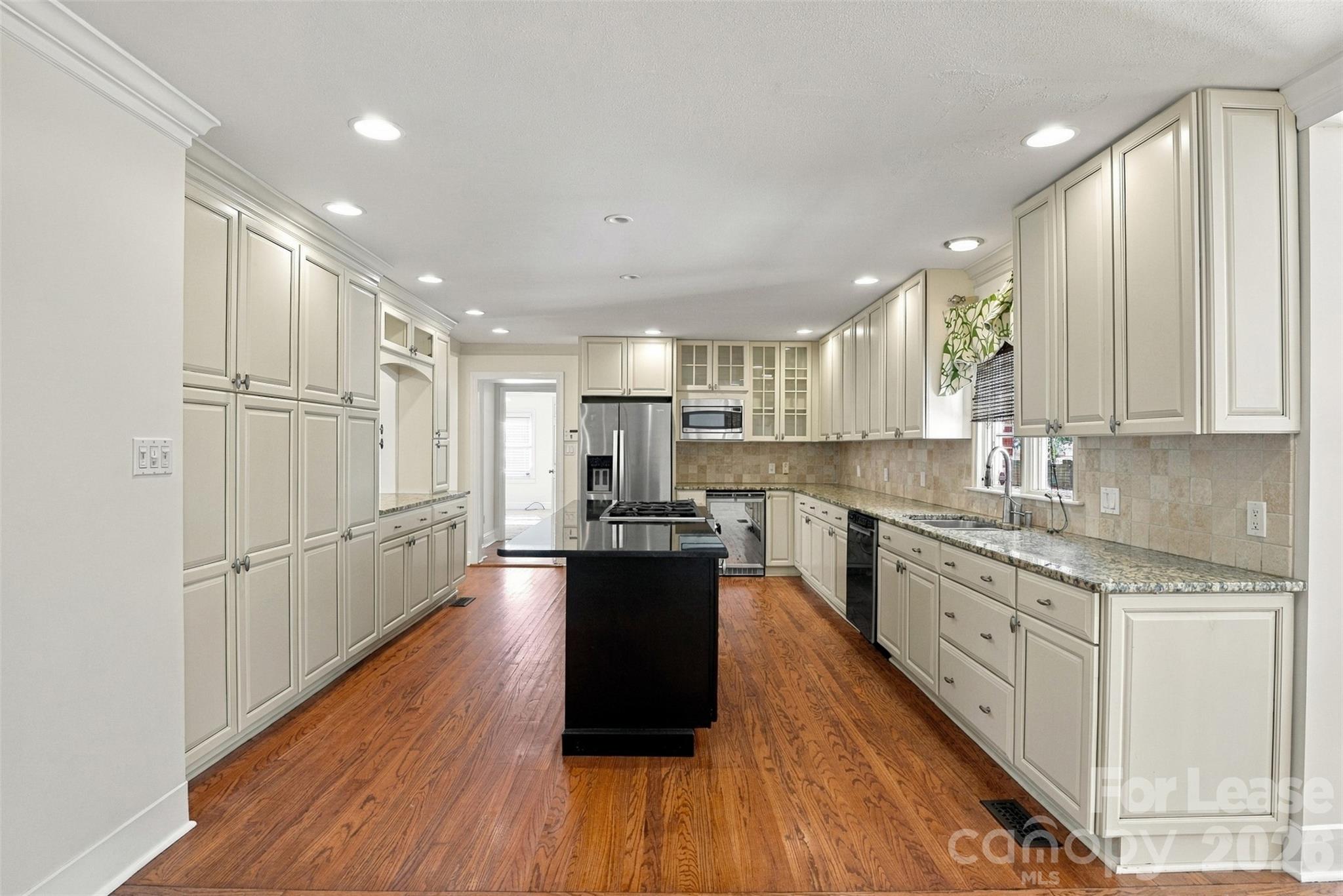 Single Family Residence at 618 Shelton Street, Charlotte, photo 8 of 24