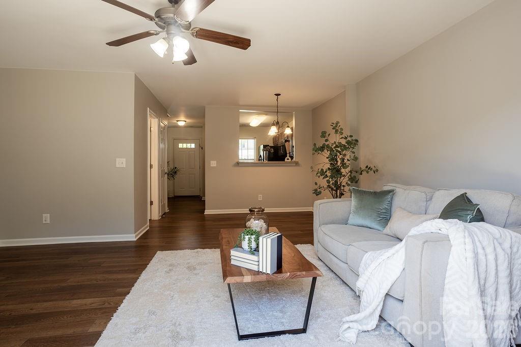 Great dining area with pass through window from kitchen - 31 Amersham Lane, Fletcher