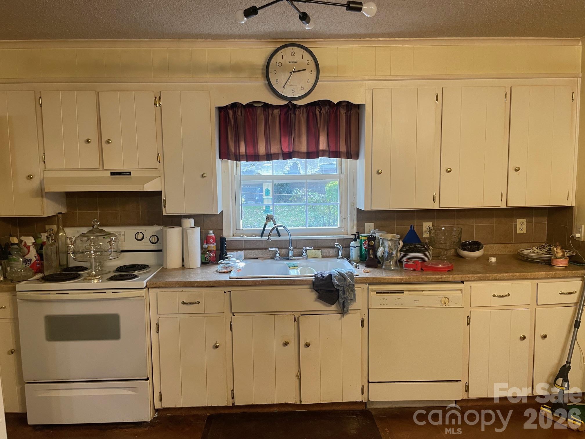 Single Family Residence at 7808 Elwood Drive, Charlotte, photo 4 of 11