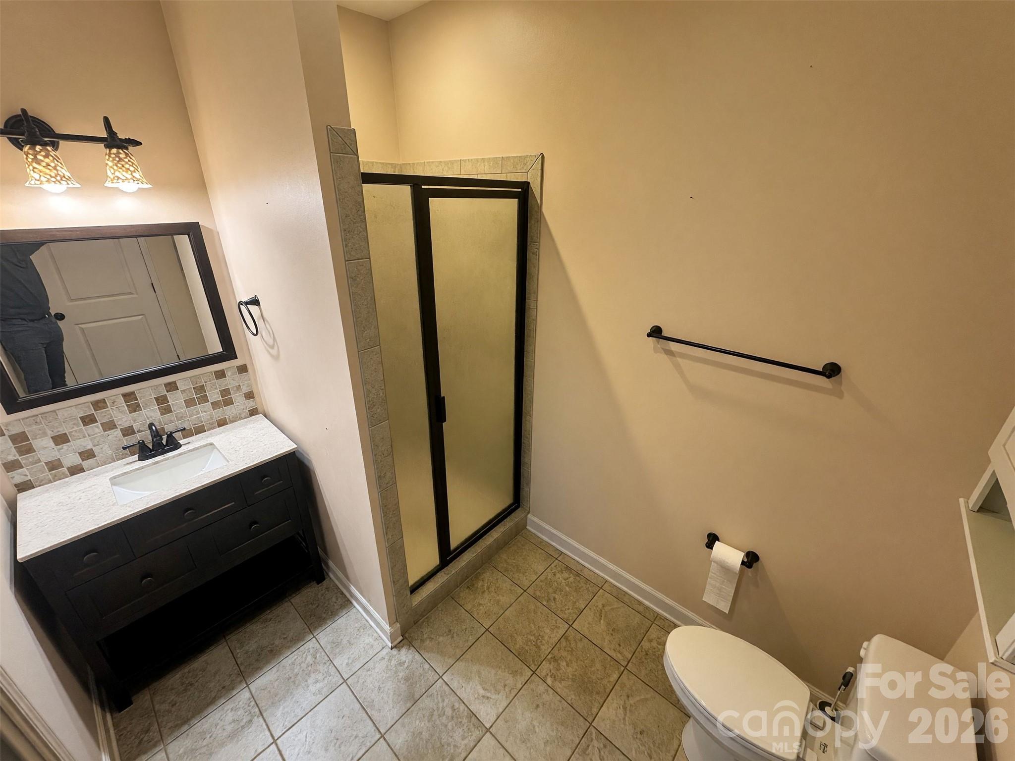Shared Basement Bathroom - 3125 Kennys Street, Pineville