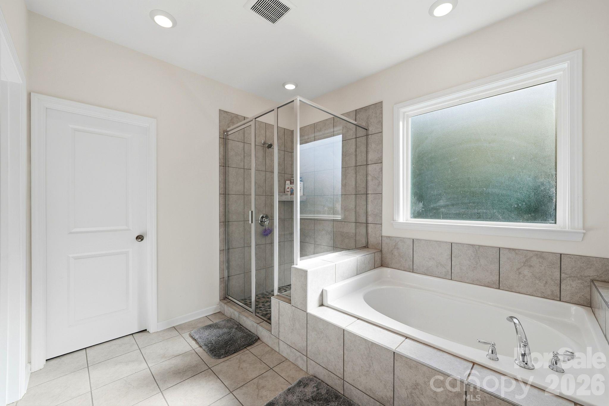 Tiled extended shower and garden tub - 4603 Monument Valley Drive, Indian Land