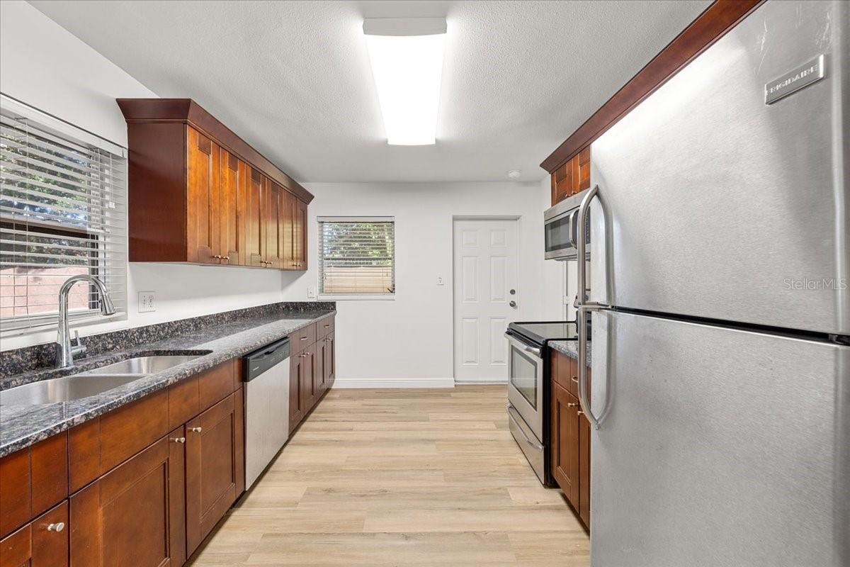 Kitchen window overlooking the yard - 711 14TH ST, PALM HARBOR