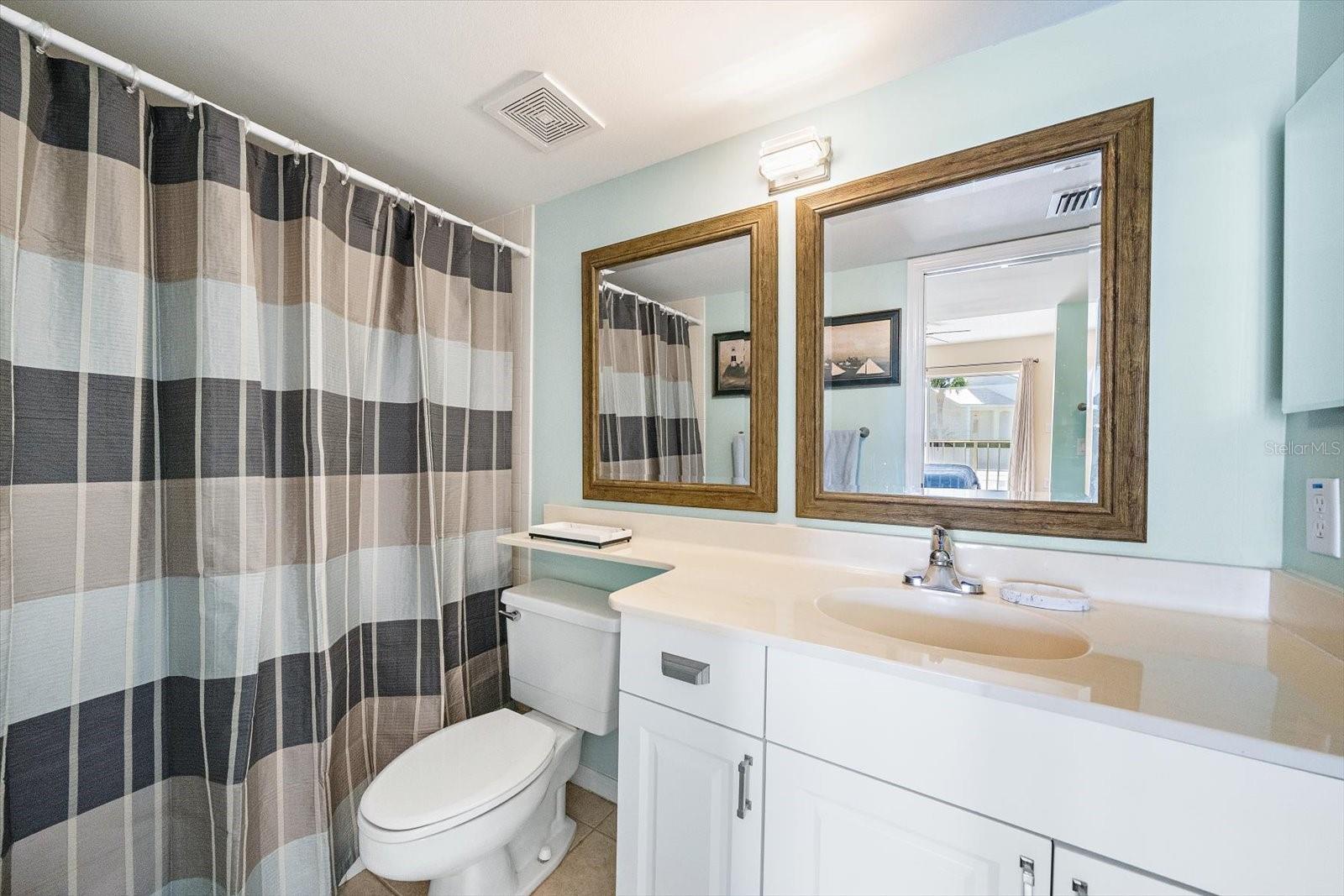 Second bathroom - 439 CERROMAR LN #410, VENICE