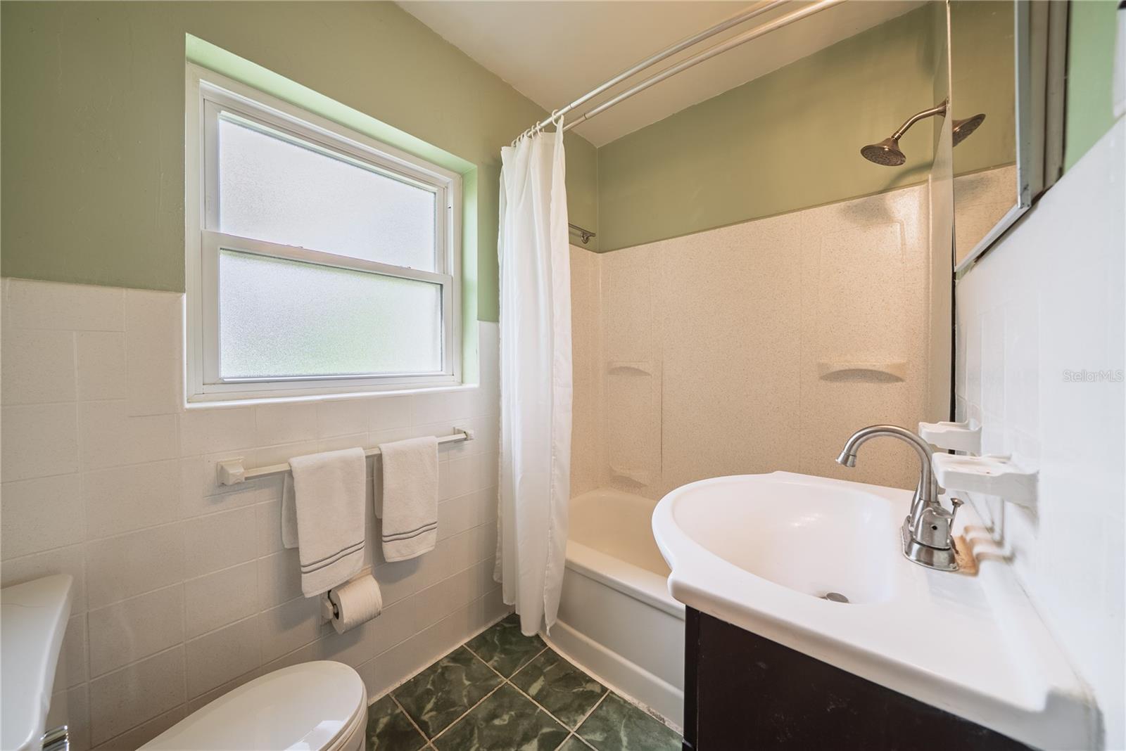 Hall bath. - 1622 TULANE ST, ORLANDO