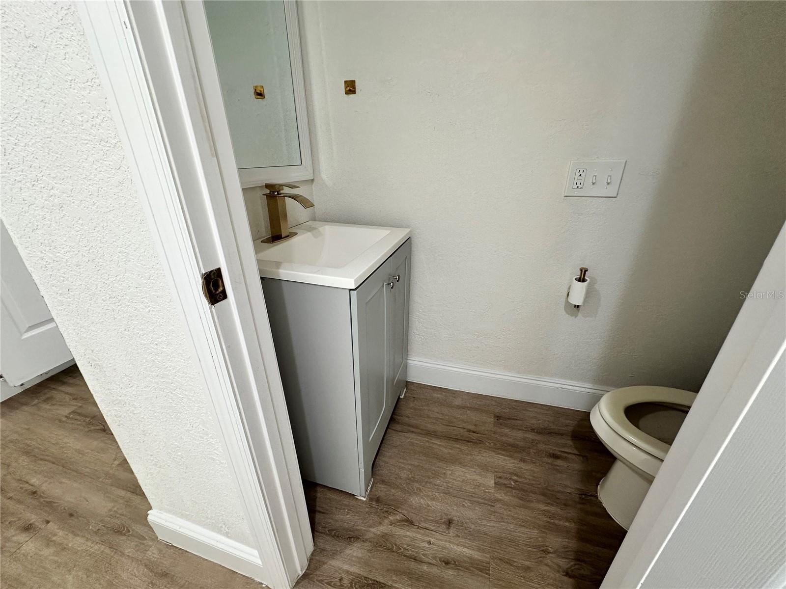 1/2 Bath off Bonus room - 1208 BONAIRE DR, LEESBURG