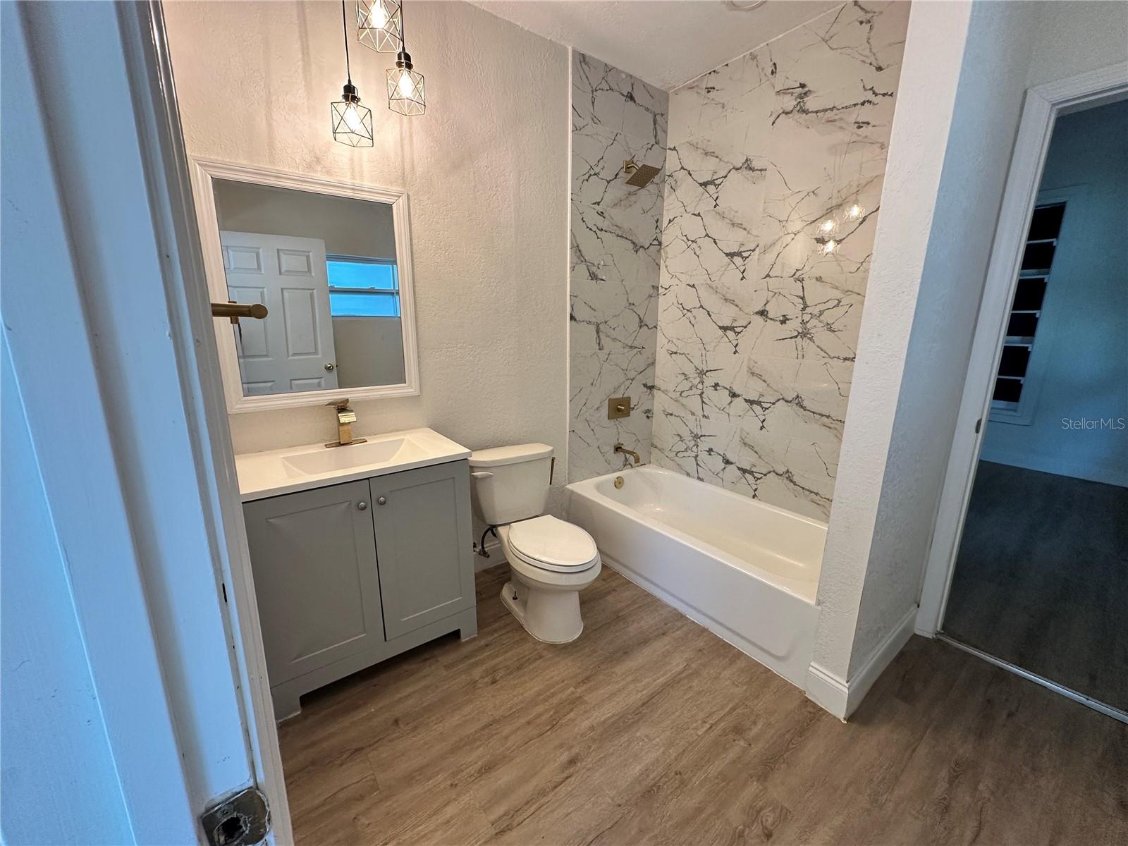 Bath - 1208 BONAIRE DR, LEESBURG