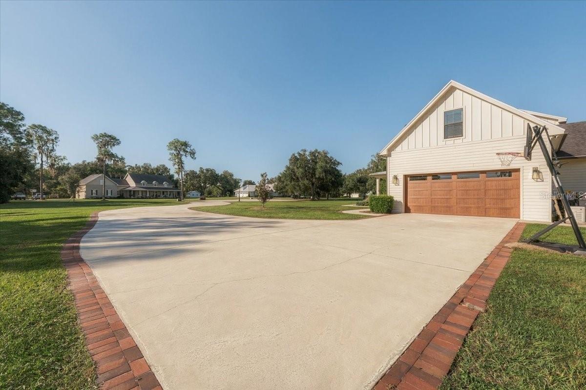 Driveway Side Entry Garage - 888 TWIN OAKS LN, WINTER HAVEN