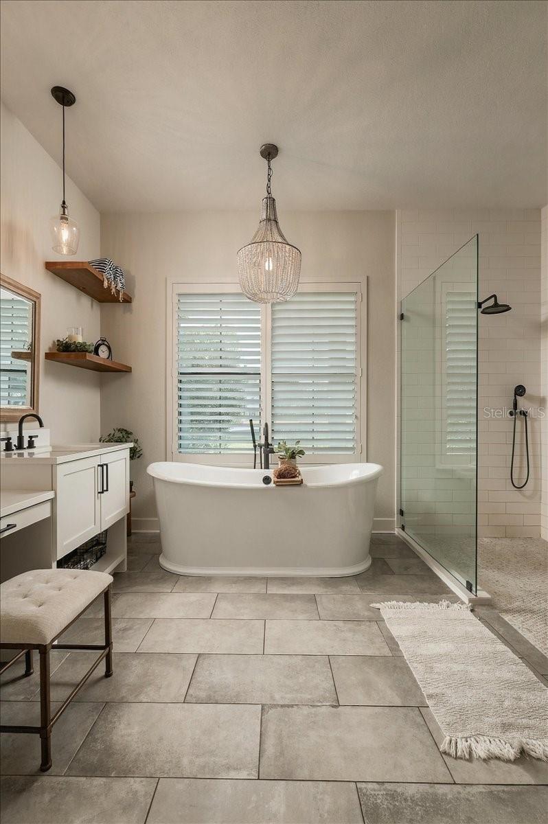 Soaker Tub - 888 TWIN OAKS LN, WINTER HAVEN