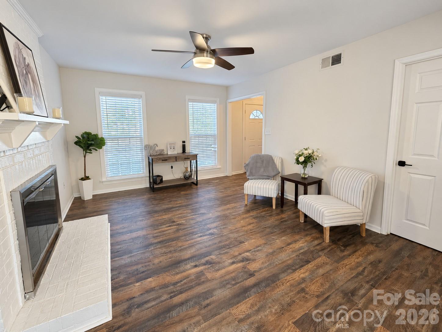 Single Family Residence at 8730 Fieldgate Drive, Charlotte, photo 4 of 17