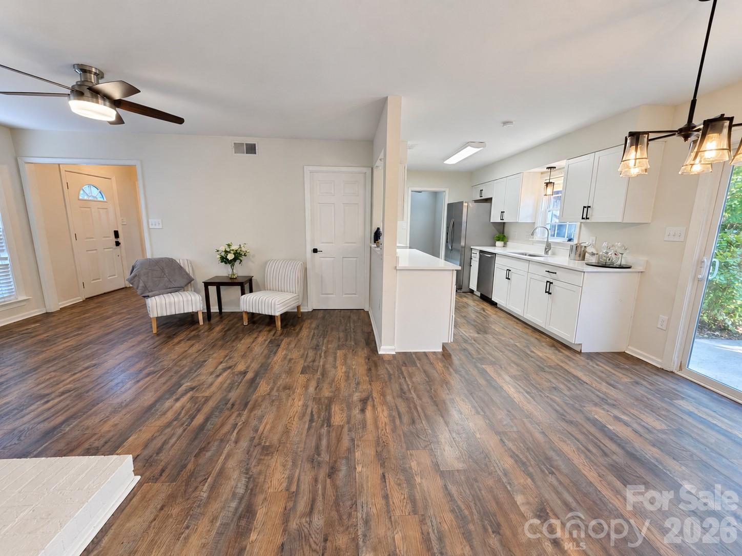 Single Family Residence at 8730 Fieldgate Drive, Charlotte, photo 5 of 17