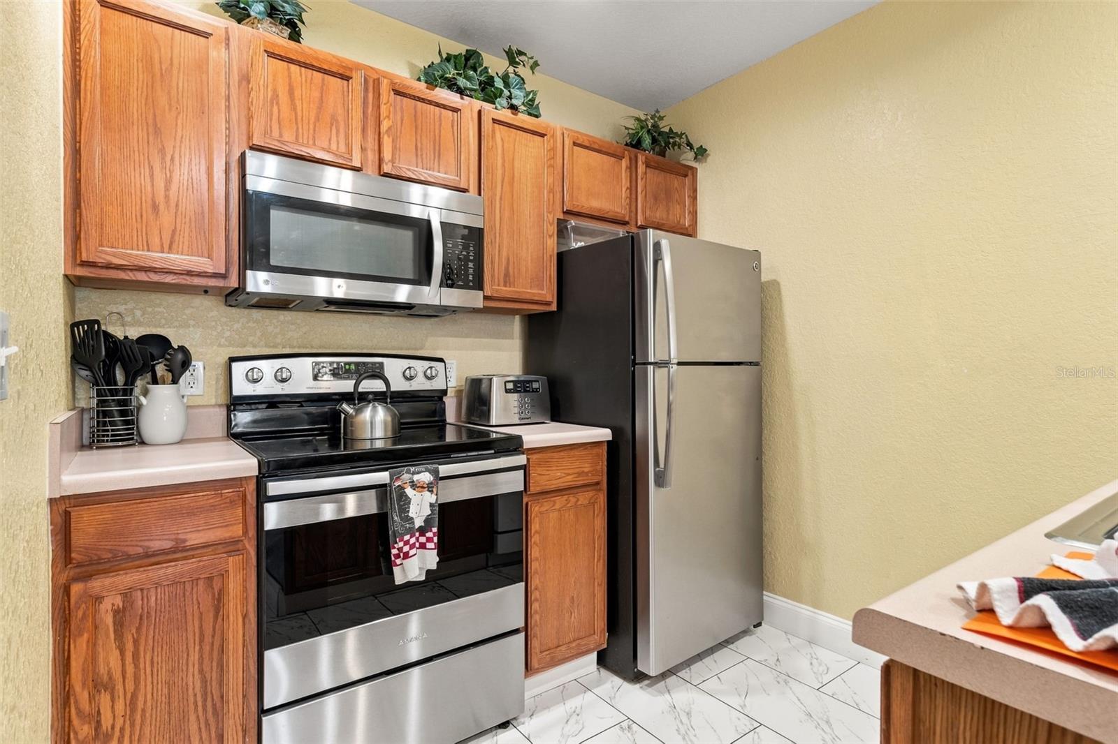 Kitchen with high-top seating. - 4600 YELLOWGOLD RD W #105, KISSIMMEE