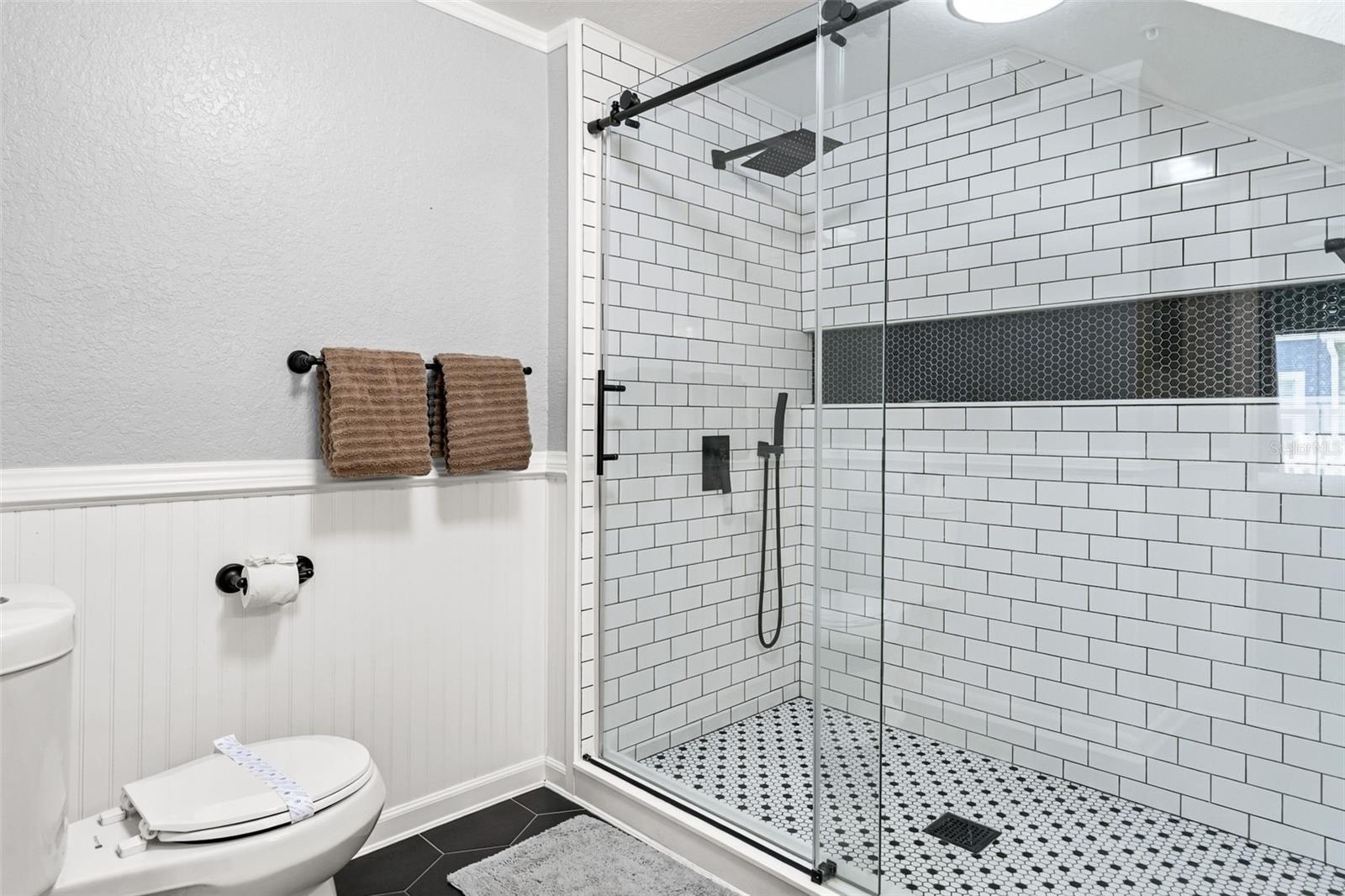 Primary Bathroom Downstairs. - 4600 YELLOWGOLD RD W #105, KISSIMMEE