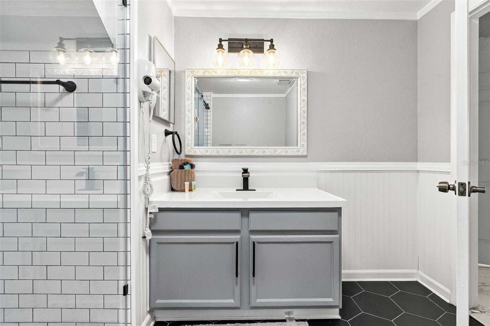 Primary Bathroom Downstairs. - 4600 YELLOWGOLD RD W #105, KISSIMMEE