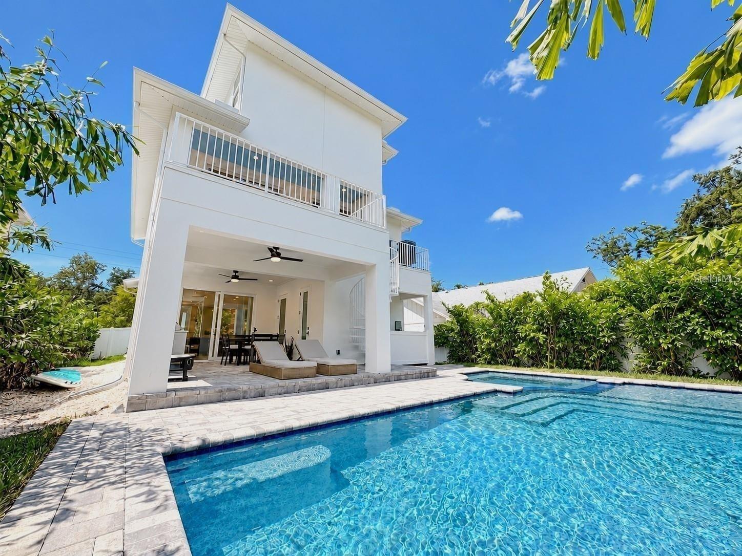 Heated saltwater pool, with a covered patio and outdoor kitchen - 1647 SIESTA DR, SARASOTA