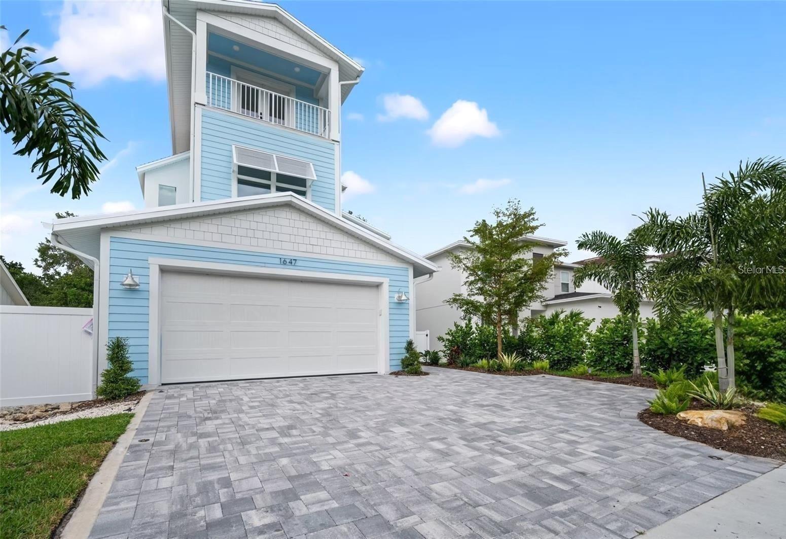 Large 3-car driveway - 1647 SIESTA DR, SARASOTA