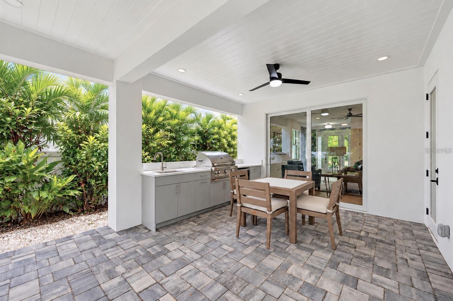 Patio and outdoor kitchen - 1647 SIESTA DR, SARASOTA