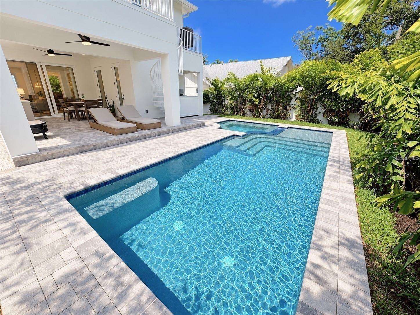 Heated saltwater pool and hot tub spa - 1647 SIESTA DR, SARASOTA