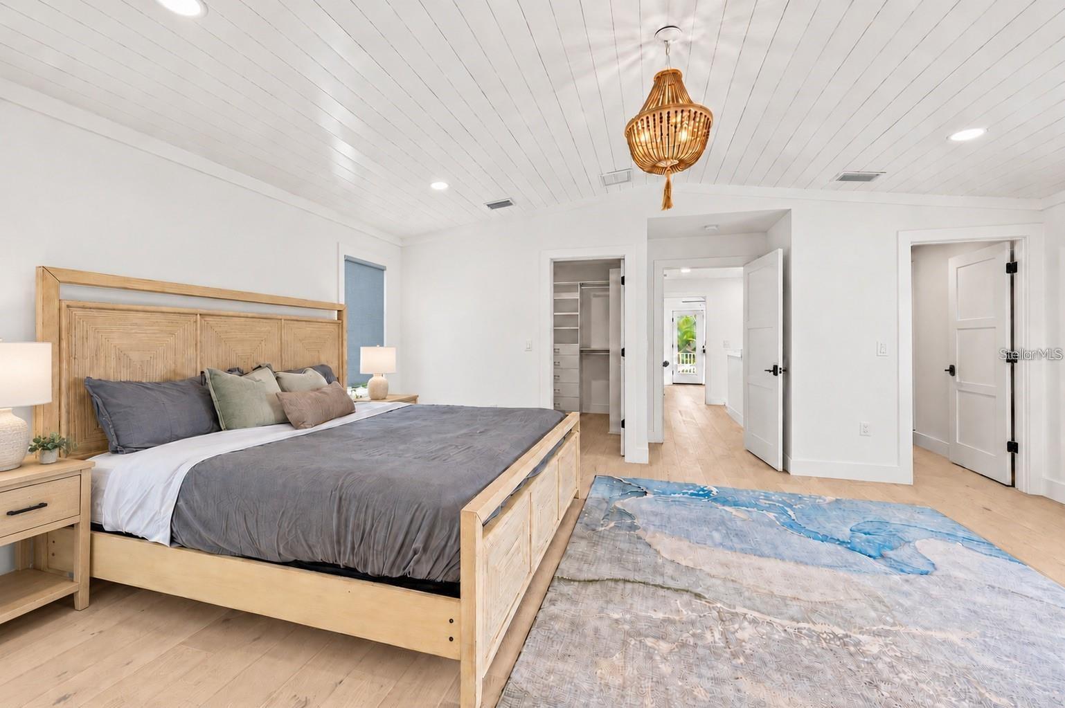 Primary suite with vaulted ceiling - 1647 SIESTA DR, SARASOTA