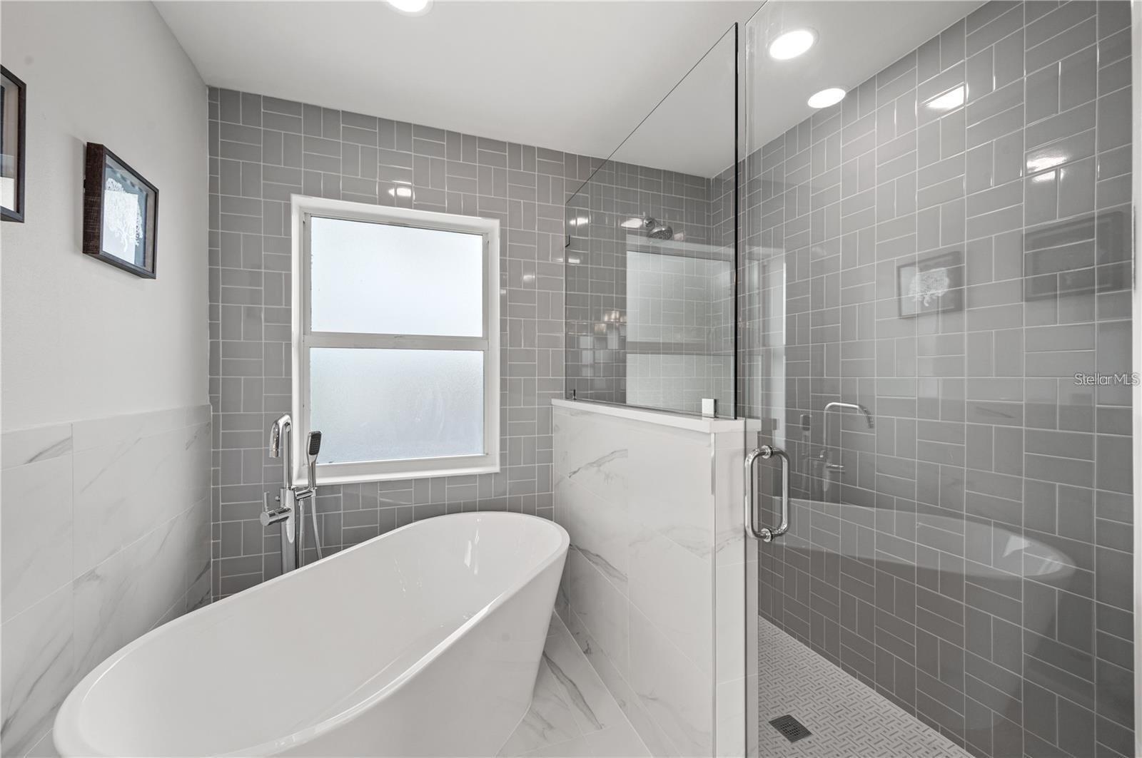 Primary bathroom - 1647 SIESTA DR, SARASOTA