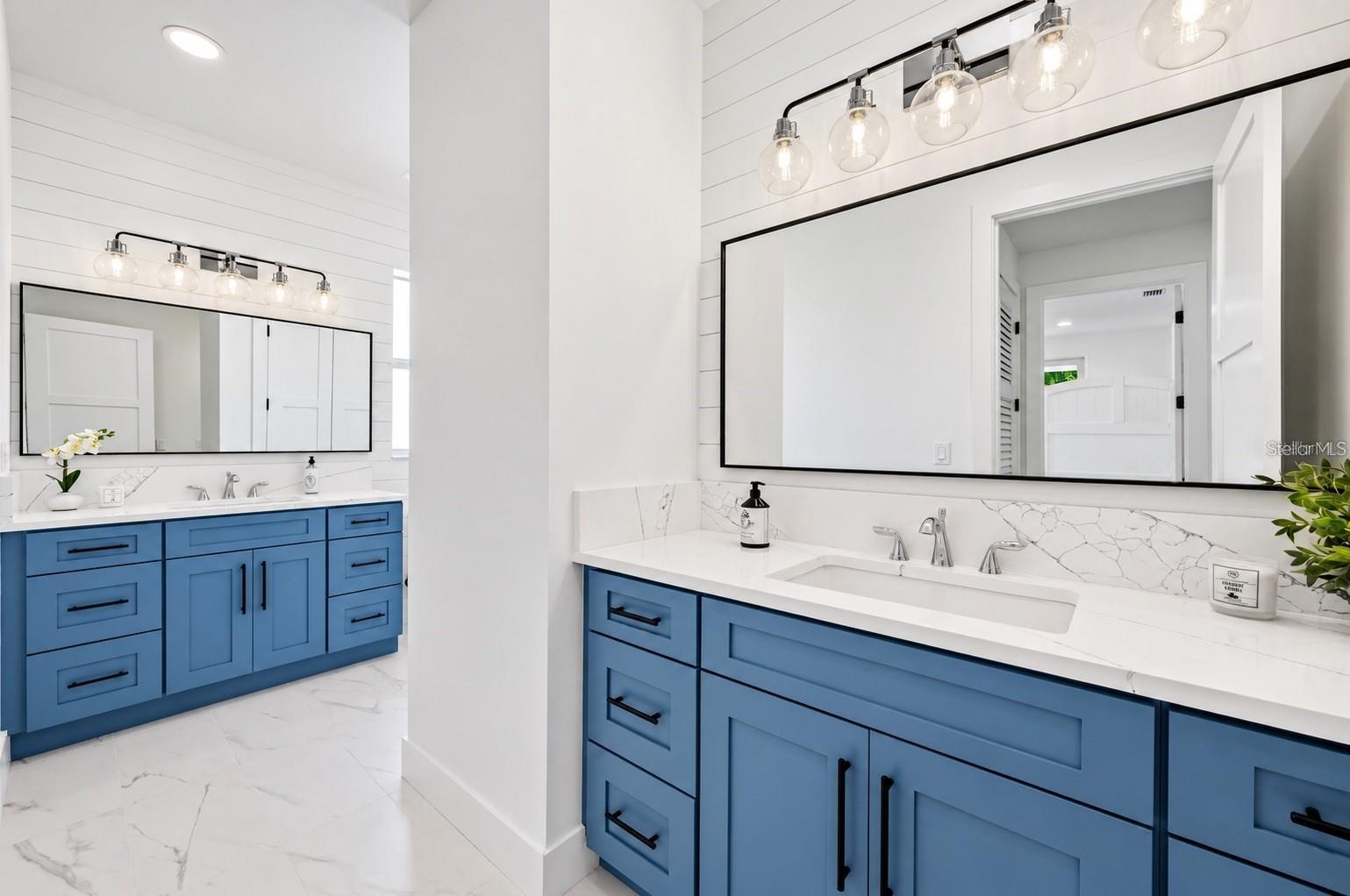 Guest full bathroom - 1647 SIESTA DR, SARASOTA
